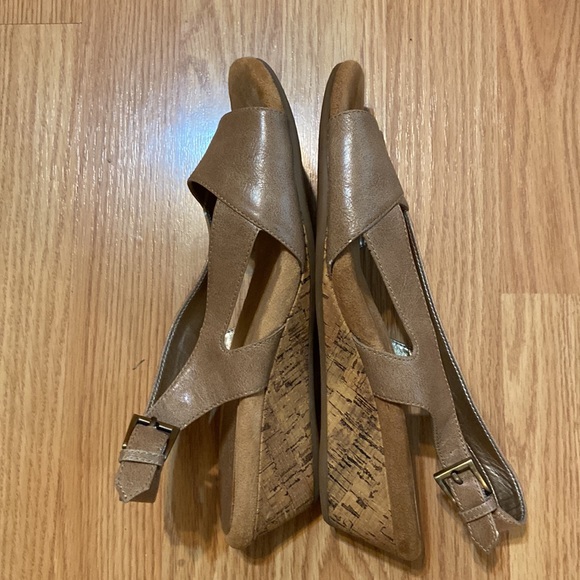 Aerosoles tan wedge sandals with adjustable strap size 10 - Picture 10 of 11